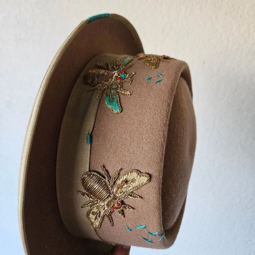 Vintage Tan A. Adams & Spire Hat with OOAK Hand Embroidery Bees Bugs L 7 1/2 - Picture 4 of 9